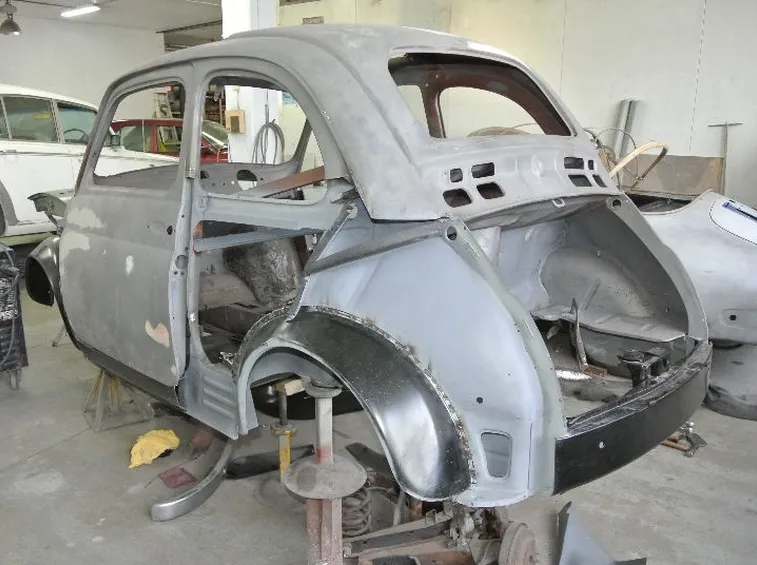Lavoro di restauro della Fiat 500