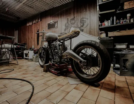 Motocicletta all'interno di un'officina