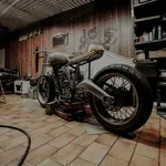 Motocicletta all'interno di un'officina