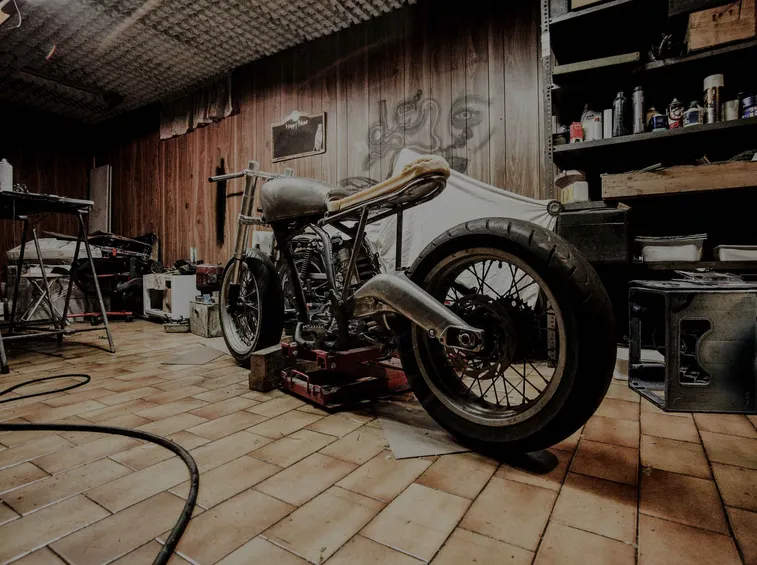 Motocicletta all'interno di un'officina