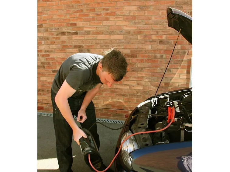 Batteria auto in carica