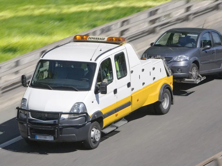 auto trainata da carro attrezzi