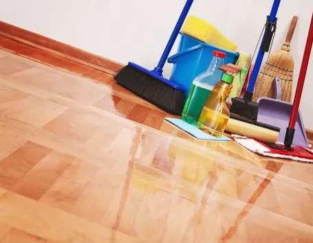 Prodotti e attrezzi per pulire il pavimento