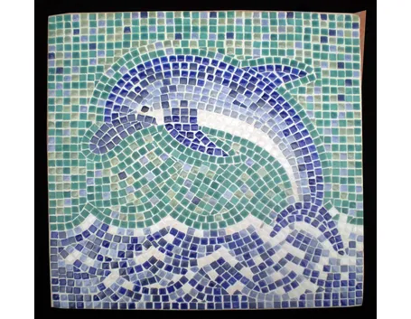 Mosaico con delfino dipinto
