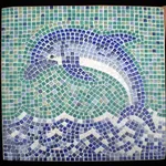Mosaico con delfino dipinto