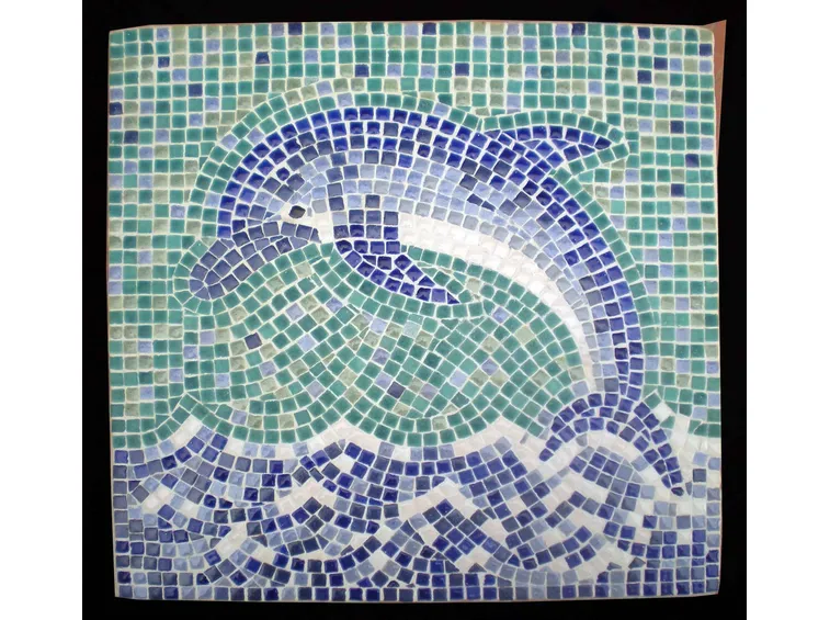 Mosaico con delfino dipinto
