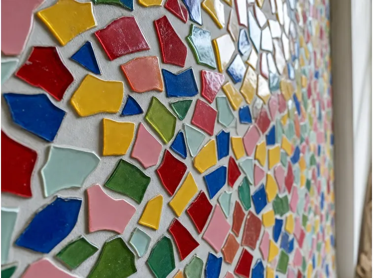 Parete con frammenti multicolore
