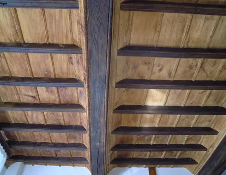 Tetto a cassettoni di legno sabbiato