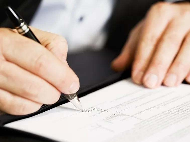 Firmare il contratto per comprare casa