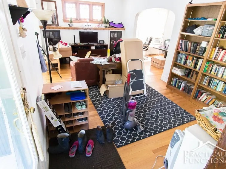 Stanza casa disordinata