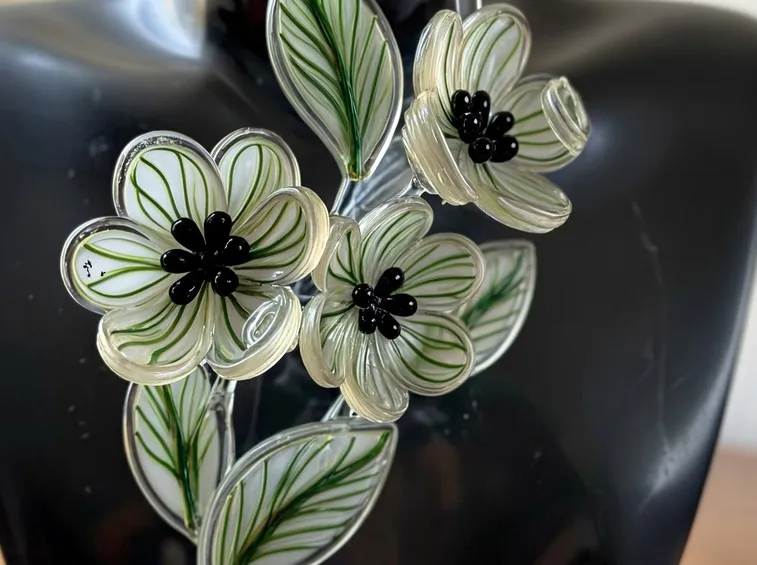 Fiori di vetro realizzati col sospeso trasparente