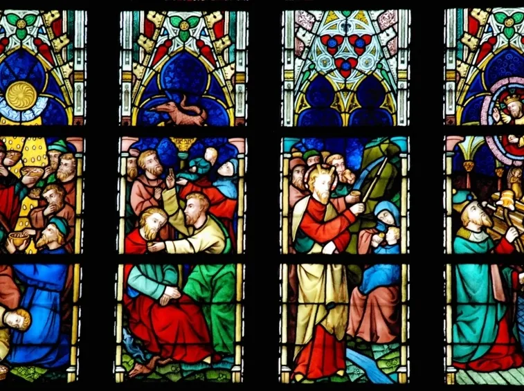 Vetrate all'interno di una chiesa