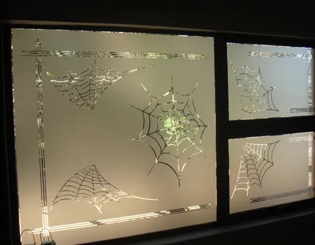Vetro sabbiato decorato
