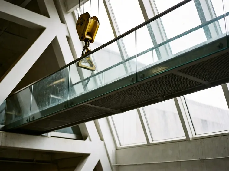 Installazione del vetro strutturale calpestabile