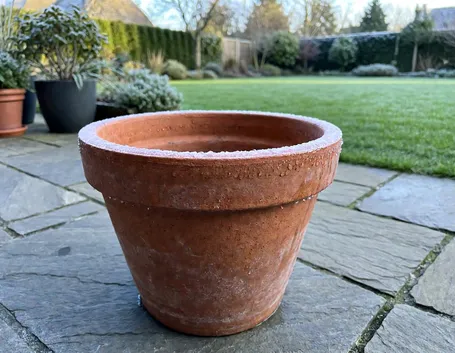 Perché il gelo spacca la terracotta: porosità e acqua che si espande