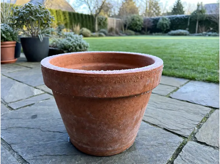 Perché il gelo spacca la terracotta: porosità e acqua che si espande