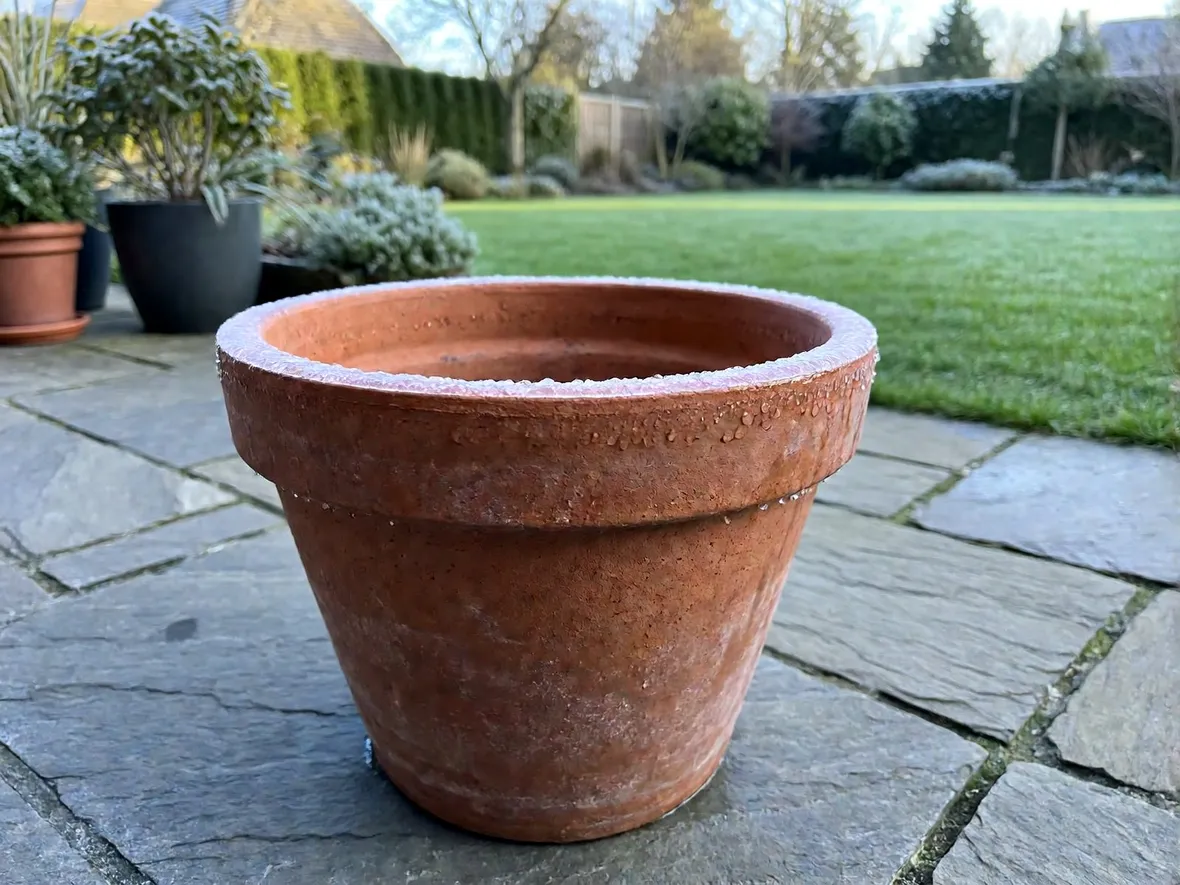 Perché il gelo spacca la terracotta: porosità e acqua che si espande
