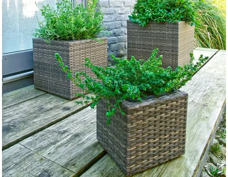 Vaso in resina effetto rattan