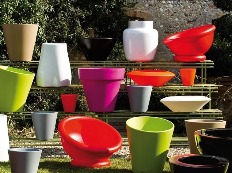 Vasi colorati da giardino