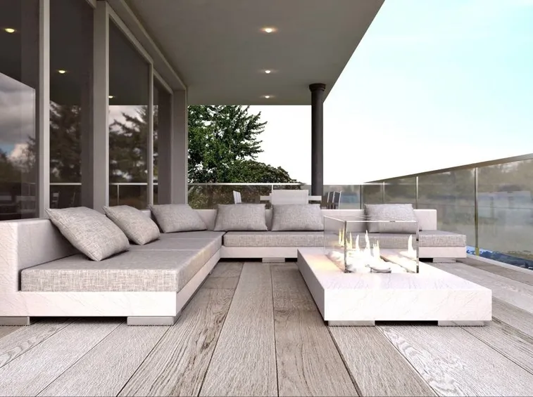 Terrazzo con bassi divani
