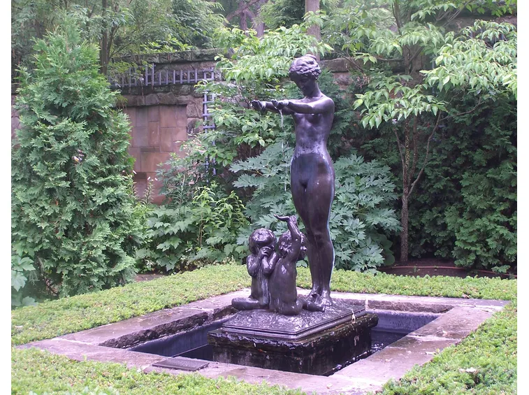 Fontana per giardino con statua