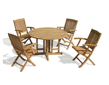 Tavolo in legno con sedie abbinate per il giardino