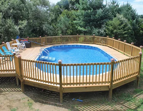 Piscina fuori terra con struttura