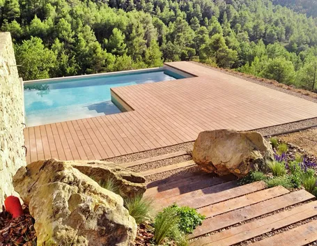 Continuità di stile tra scala e bordo piscina