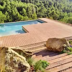 Continuità di stile tra scala e bordo piscina