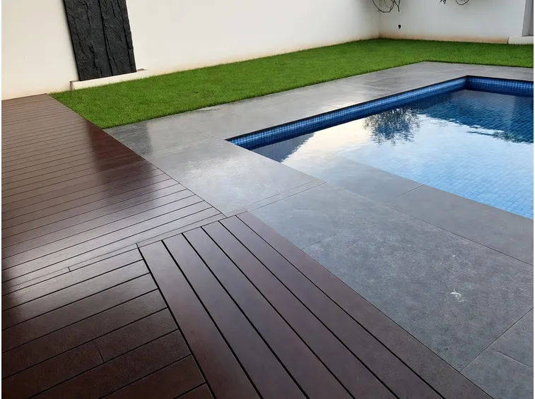Un rivestimento misto in legno e gres