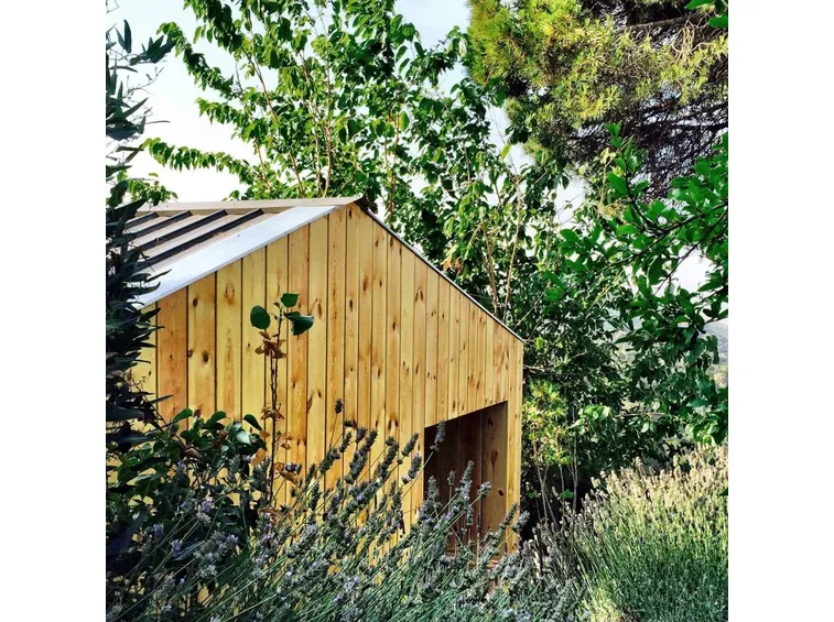 Casa in legno fai da te nel giardino