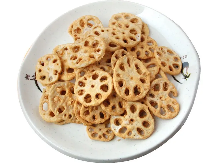 Radici di fiore di loto fritte