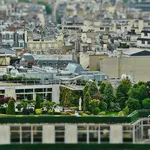 Giardino pensile sulla terrazza di un grande edificio