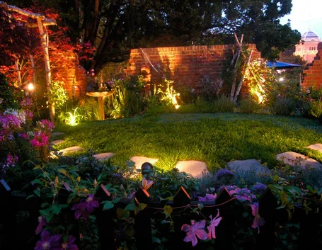 Illuminazione di un giardino con faretti