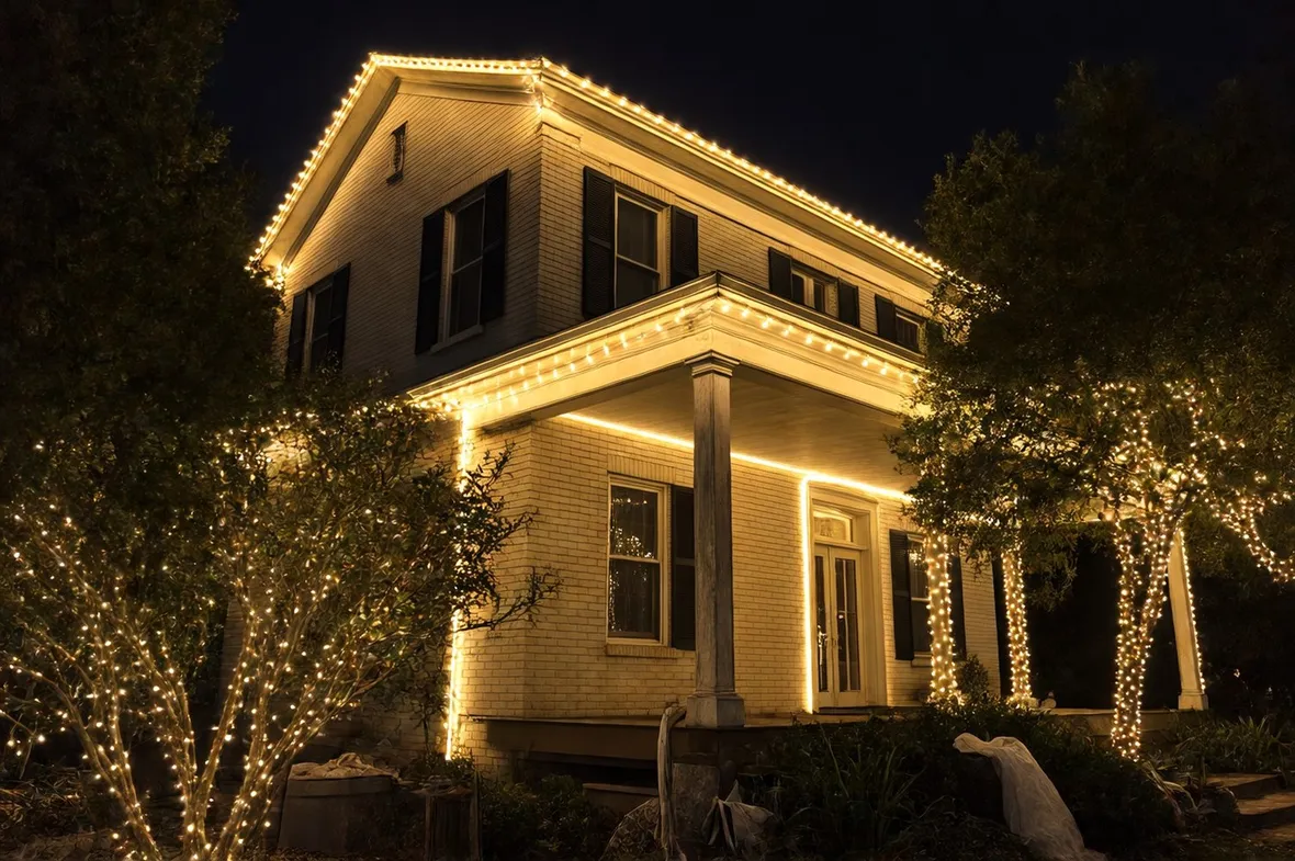 Una casa illuminata per Natale