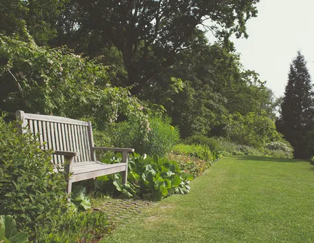 panchina per arredare il giardino