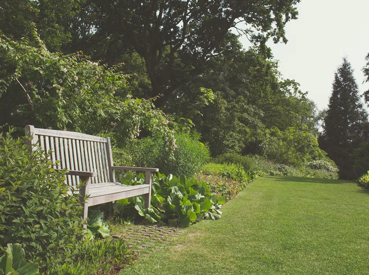 panchina per arredare il giardino