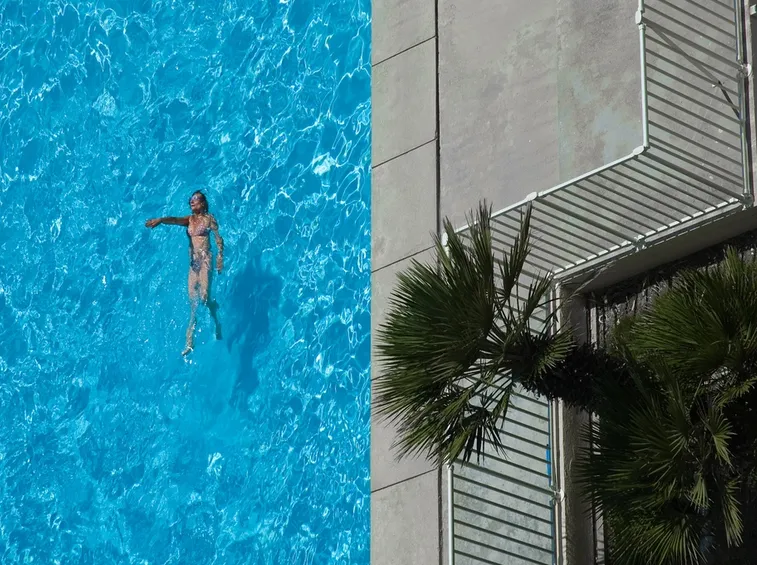 Piscina in giardino in estate.