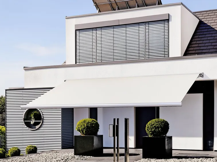 Chiudere la tenda nel modo giusto: telo, bracci e cassonetto (foto Tenda da sole Pratic Musa)