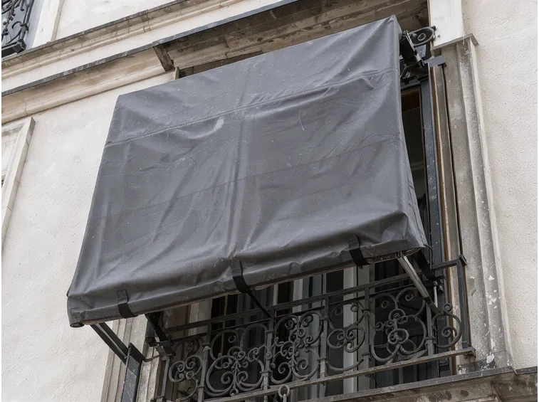 Proteggere una tenda senza cassonetto da pioggia, gelo e vento