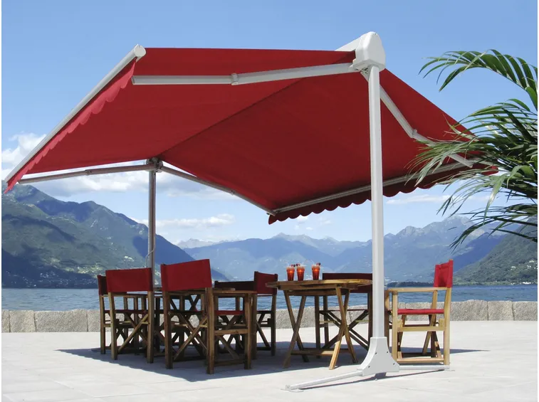 Una grande tenda da sole