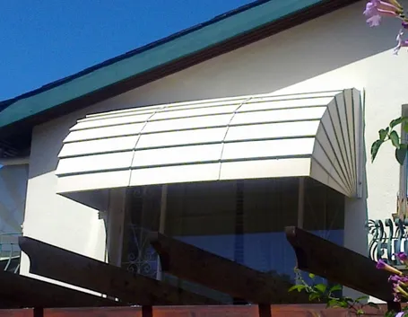 Tende da sole a cappottina su balcone
