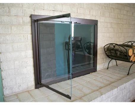 Caminetto con porta in vetro