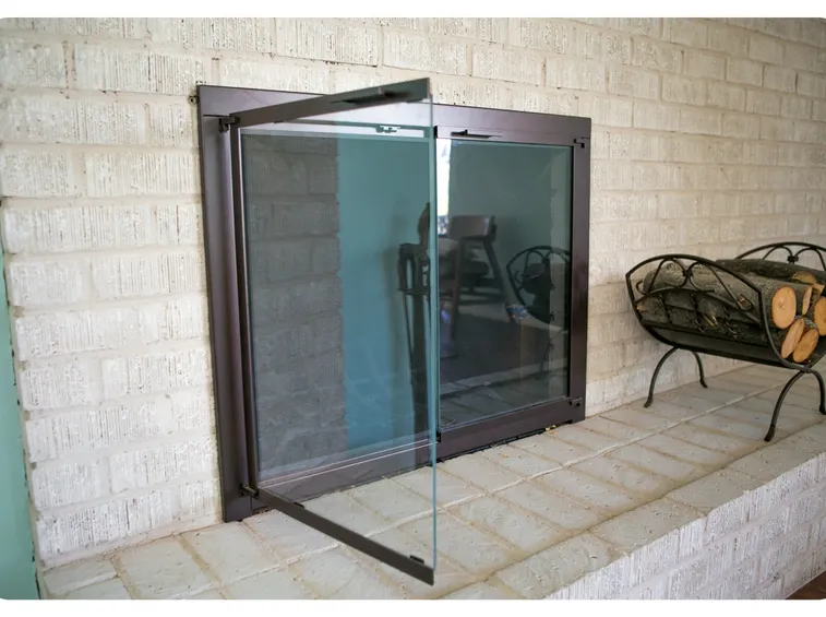 Caminetto con porta in vetro