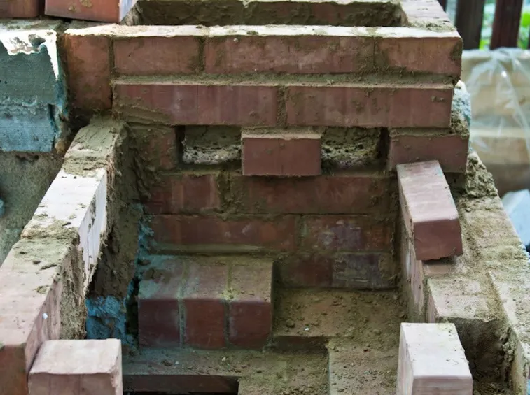 Caminetto costruito con mattoni refrattari
