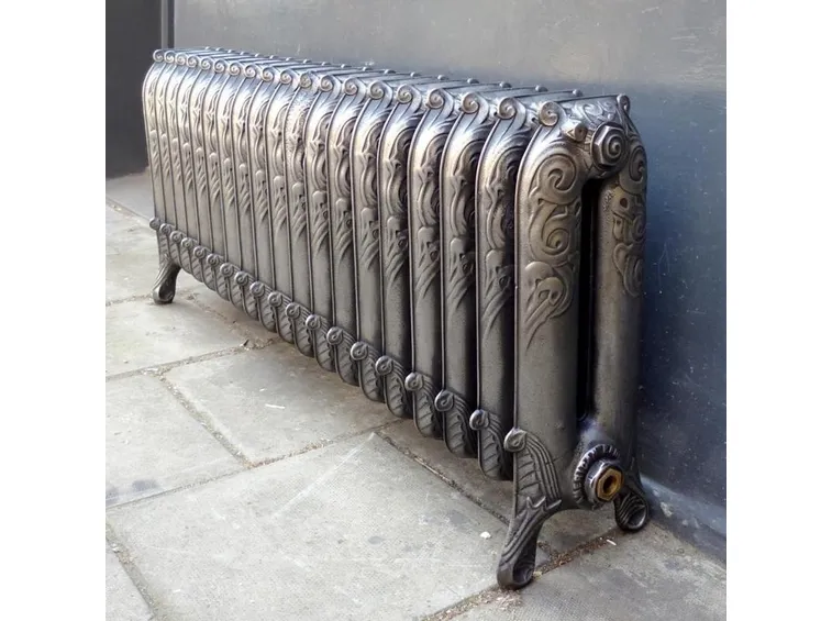 Radiatore in ghisa decorato