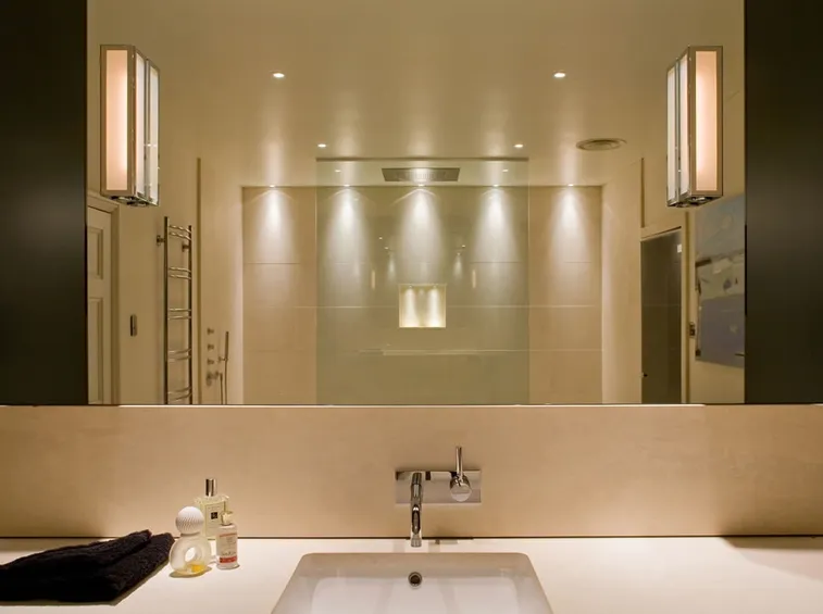 Bagno con luci a soffitto bianche