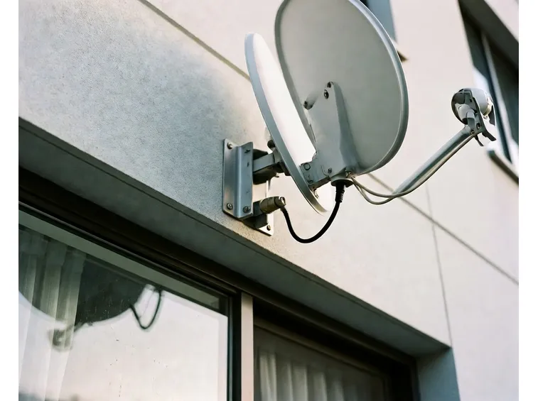 Antenna parabolica a muro