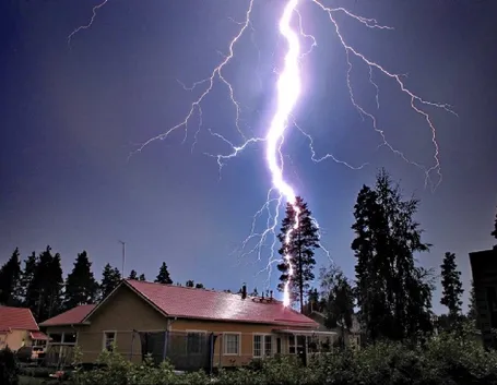 L'intensità dei fulmini può raggiungere i 100.000 Ampere