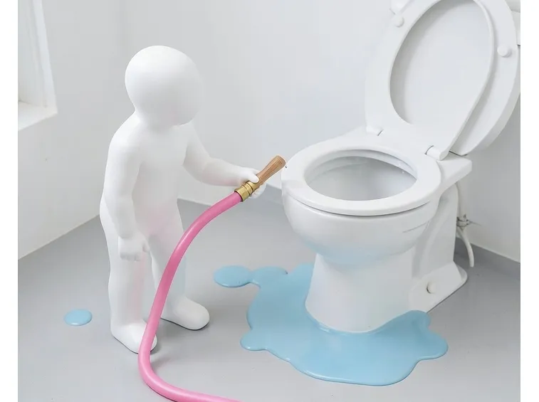 Cassetta dell'acqua svuotata per la riparazione